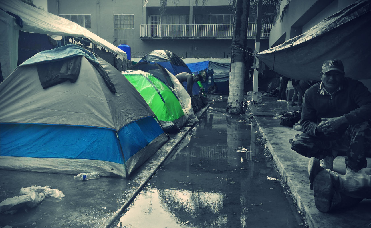“No tenemos rumbo” dicen migrantes al abandonar albergue de la Zona Norte por la lluvia