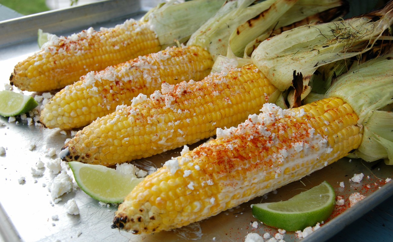 Un elote preparado con todo y calorías