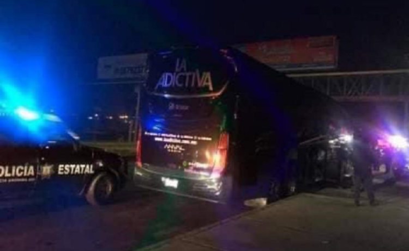 Cumplen narcos amenaza: atacan autobús de la banda La Adictiva