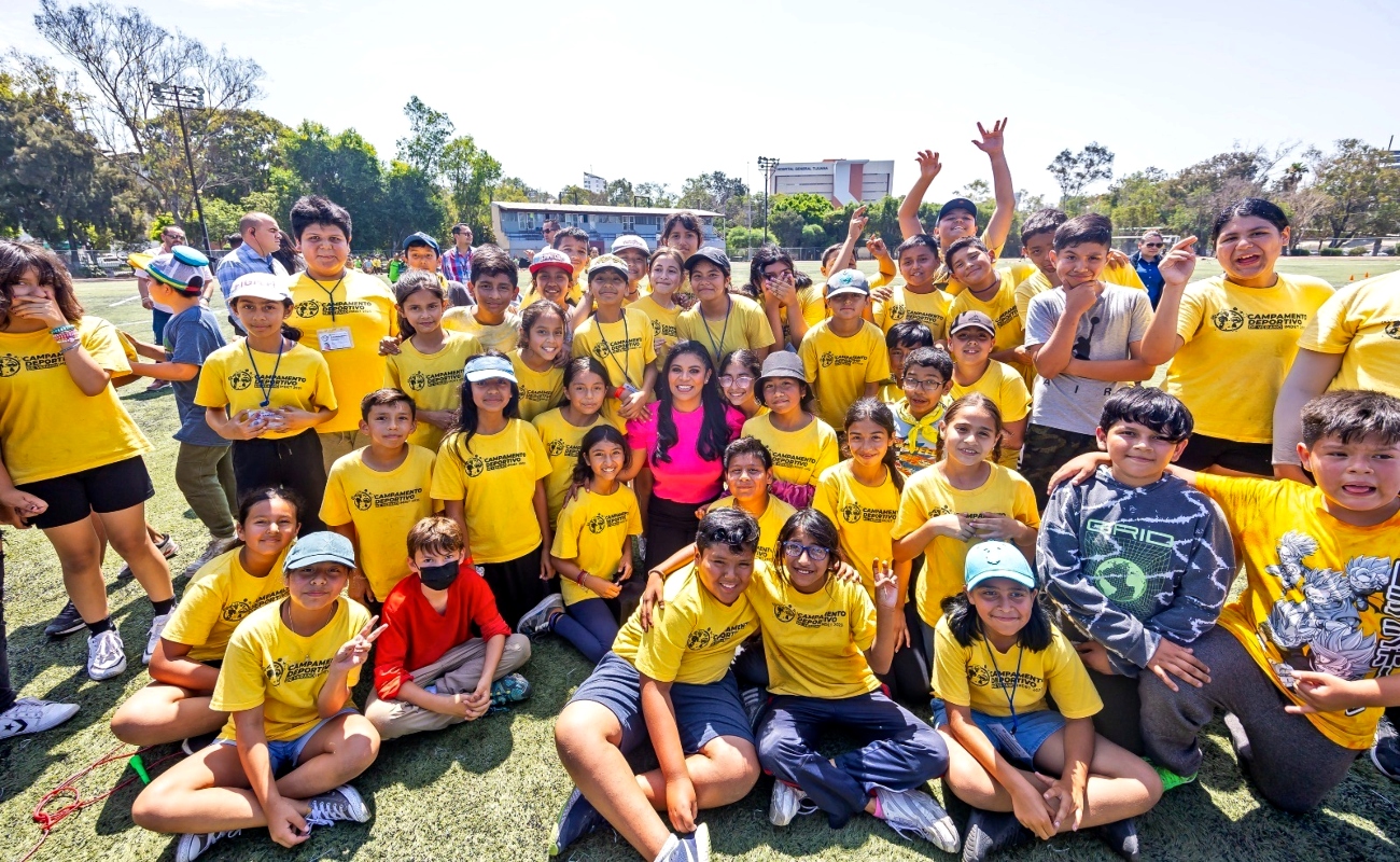 La alcaldesa Montserrat Caballero visitó campamento deportivo de verano 2023