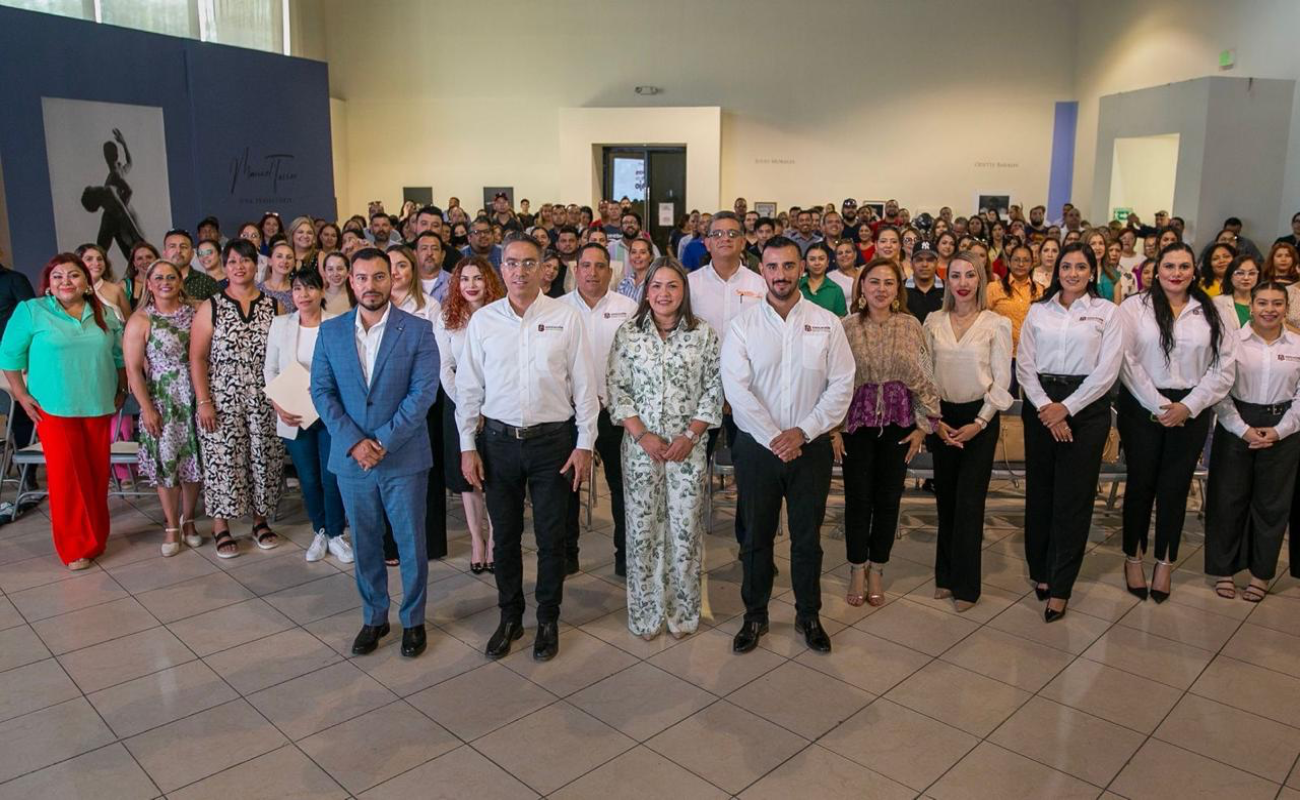 Entregan constancias de cambio de centro de trabajo a más de mil docentes