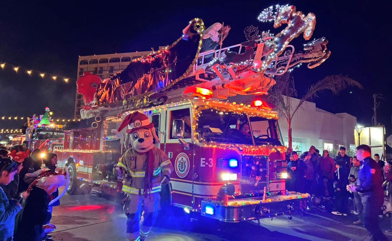 Disfrutan miles de ensenadenses 3er. Desfile Navideño de Luces