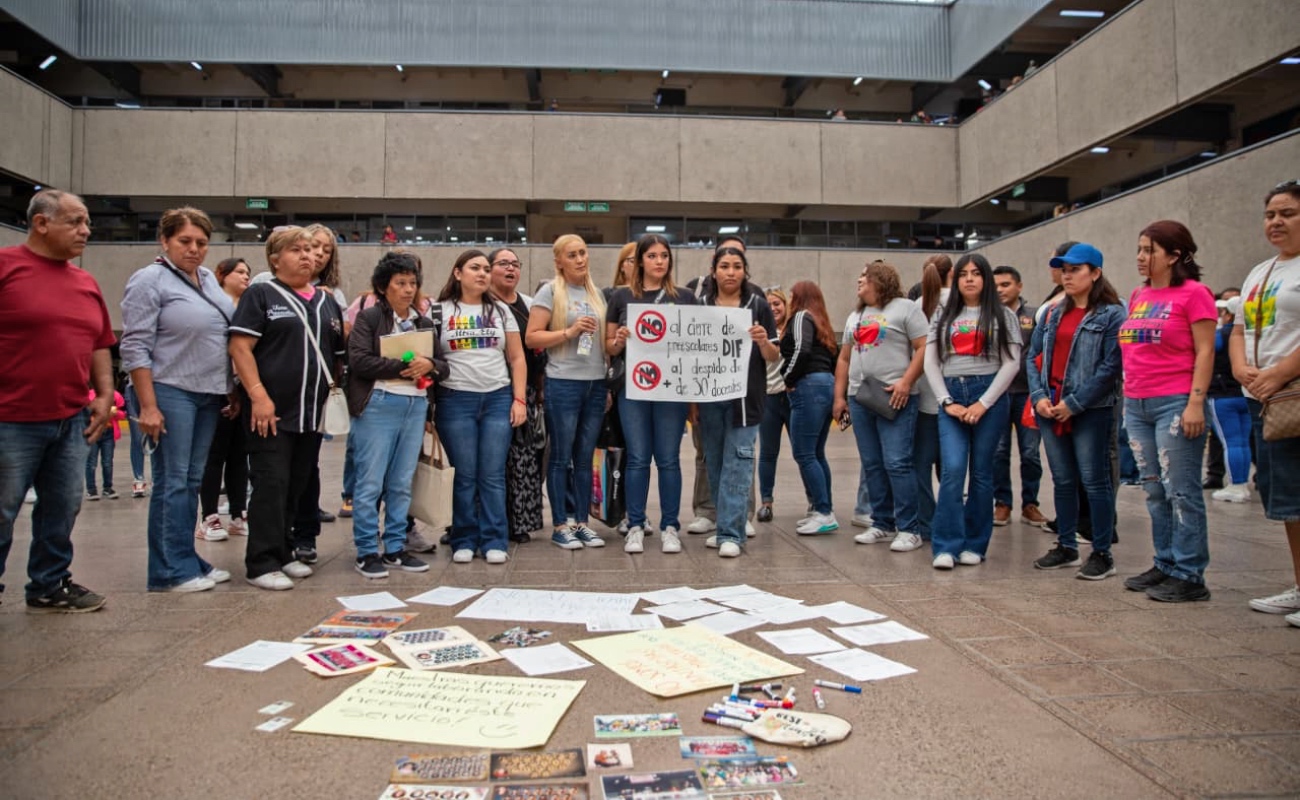 Protestan maestras en Palacio Municipal por cierre de preescolares de DIF