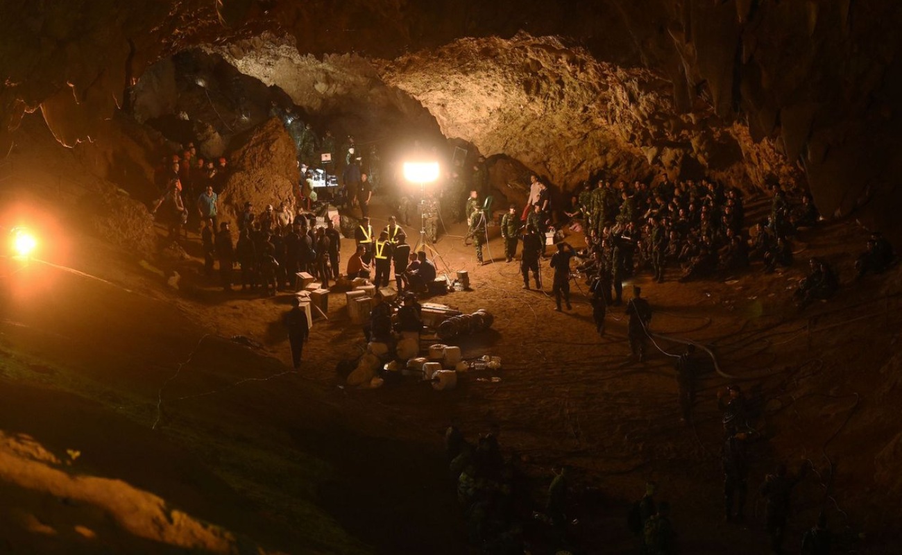 Rescatan a últimos niños y entrenador de cueva en Tailandia; todos a salvo