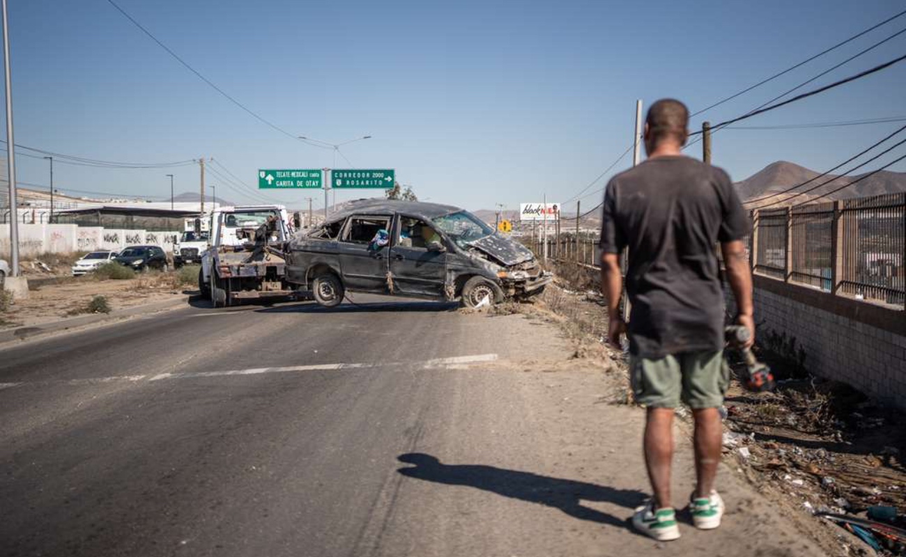 Volcadura en la carretera Libre Tijuana–Tecate; automovilista resulta ileso