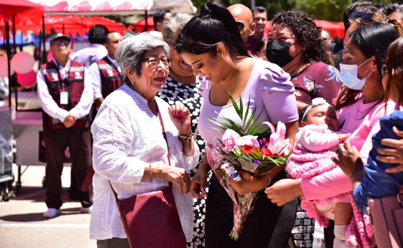 Entrega Montserrat Caballero apoyos a madres emprendedoras