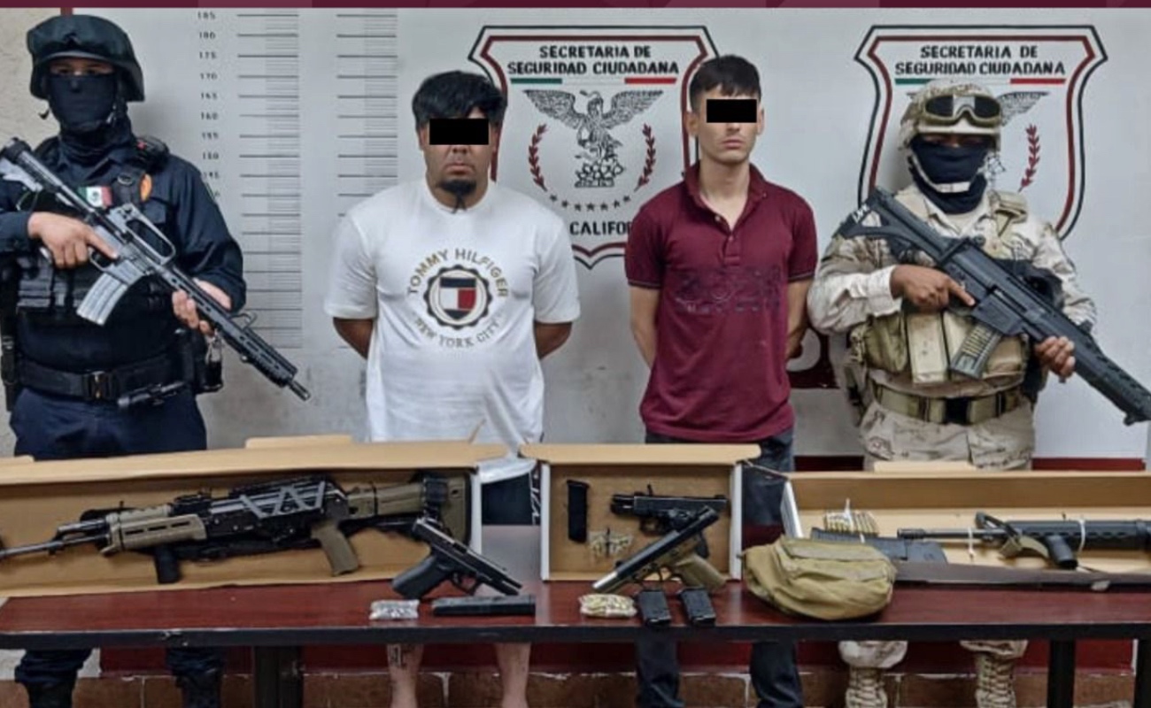 Detienen a dos sujetos en posesión de mini arsenal en Mexicali