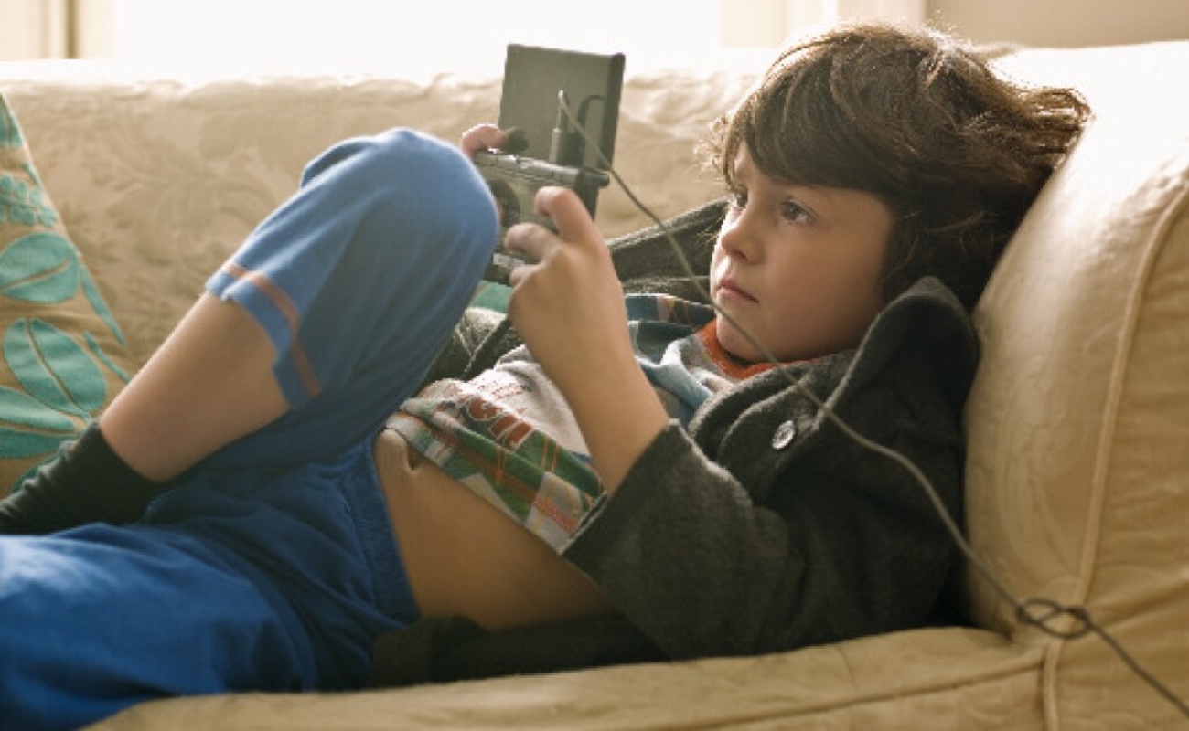 Cambia el uso excesivo de videojuegos y aparatos electrónicos la conducta en niños