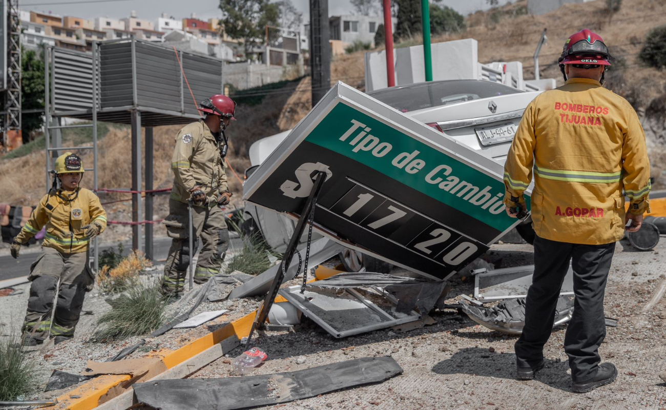 Joven se impacta contra gasolinera en el bulevar Fundadores