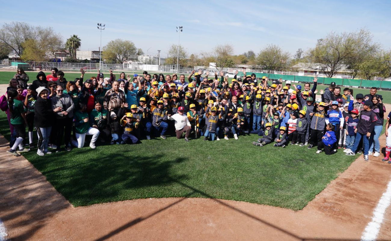 Entrega alcaldesa renovado campo de beisbol en Infonavit Cucapáh