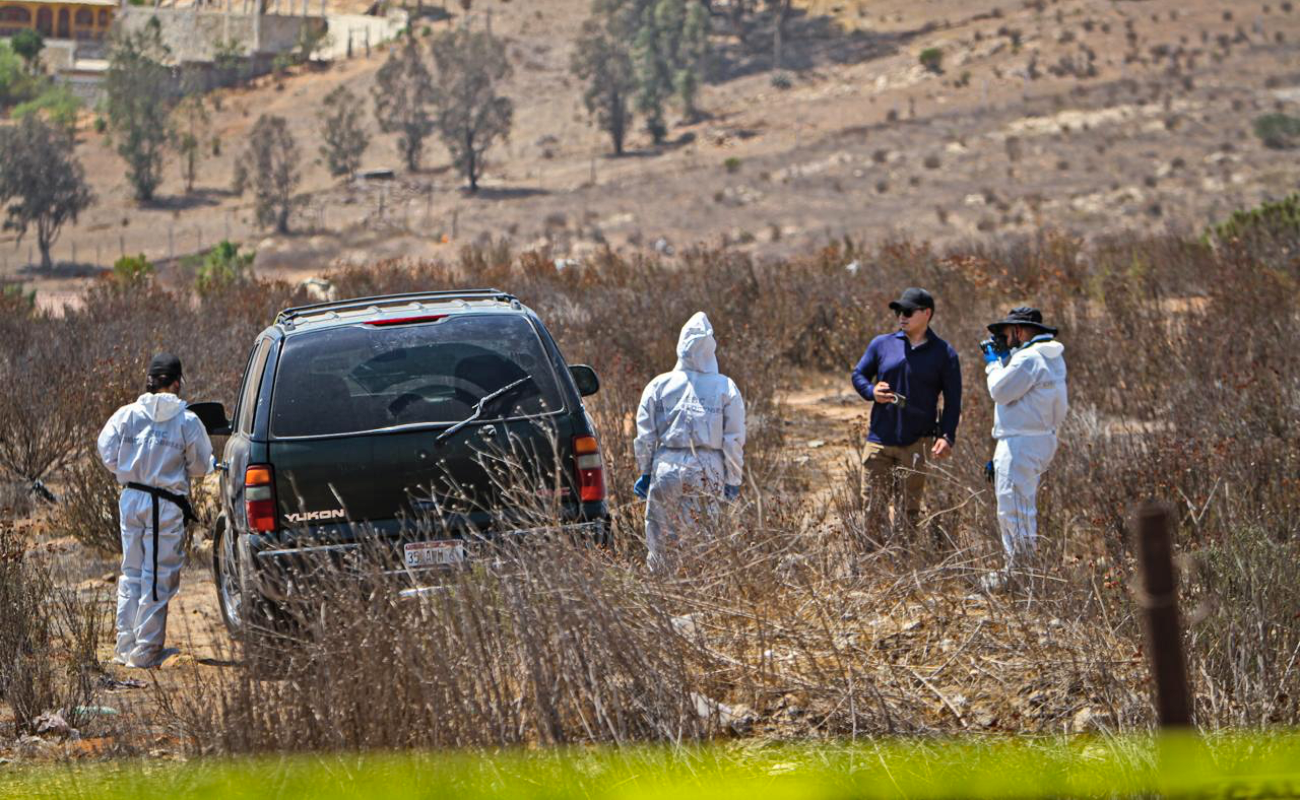Hallan cuerpo y narcomensaje en camioneta abandonada en Valle Las Palmas