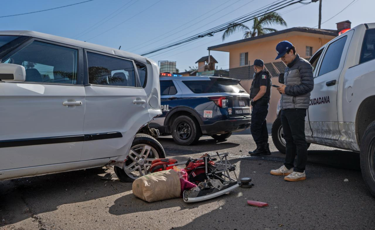 Choca, atropella a una mujer y huye
