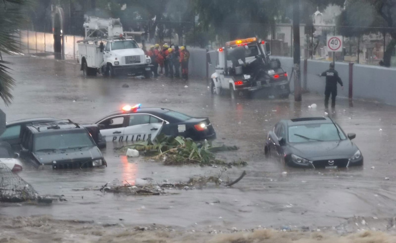 Rescatan personas varadas por lluvias; piden no cruzar arroyos
