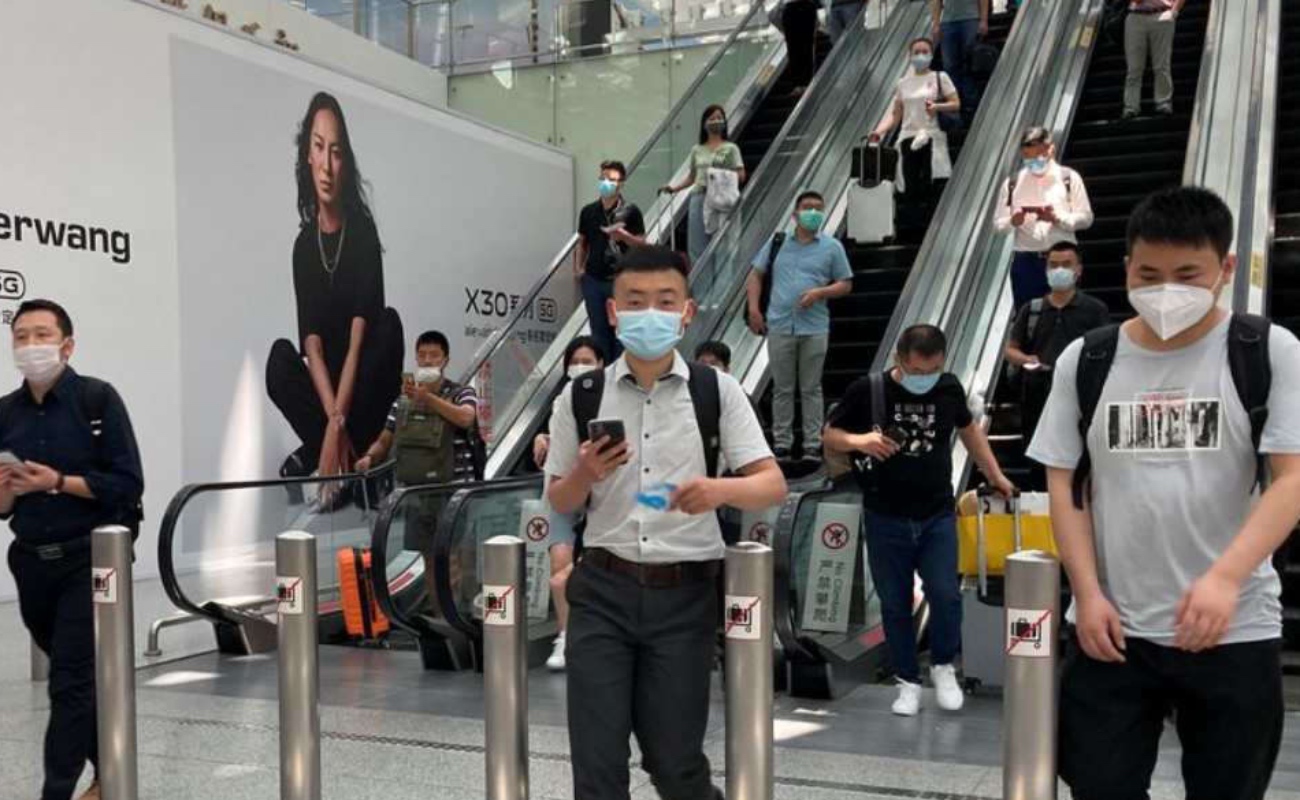 Cancela Aeropuerto de Shenzhen cientos de vuelos por un caso de Covid-19