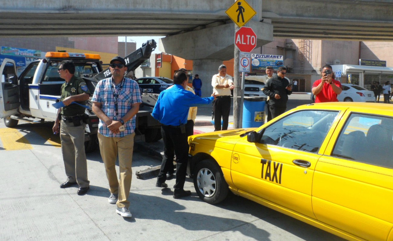 Reinstalan a taxis amarillos en inmediaciones de garita