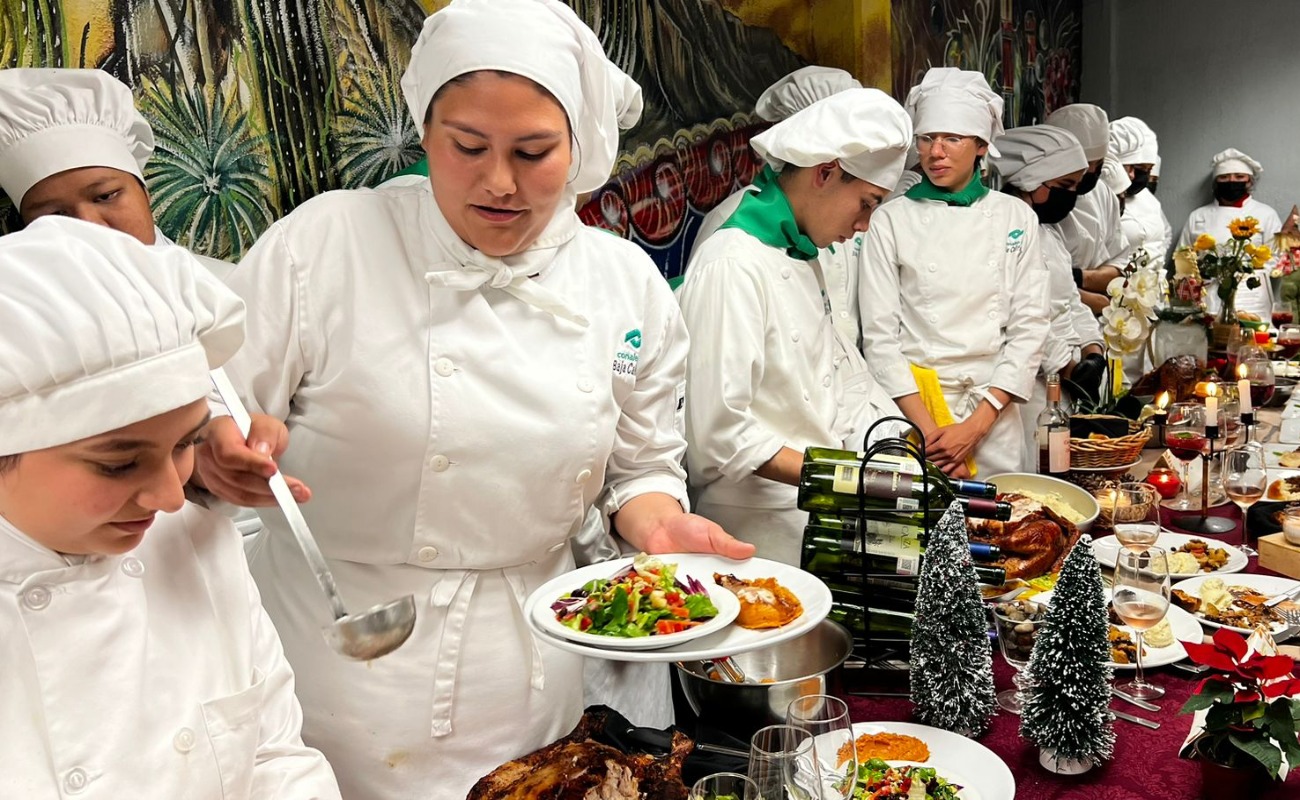 Muestran estudiantes de CONALEP Tijuana II su talento culinario en el concurso “Preparación del pavo”