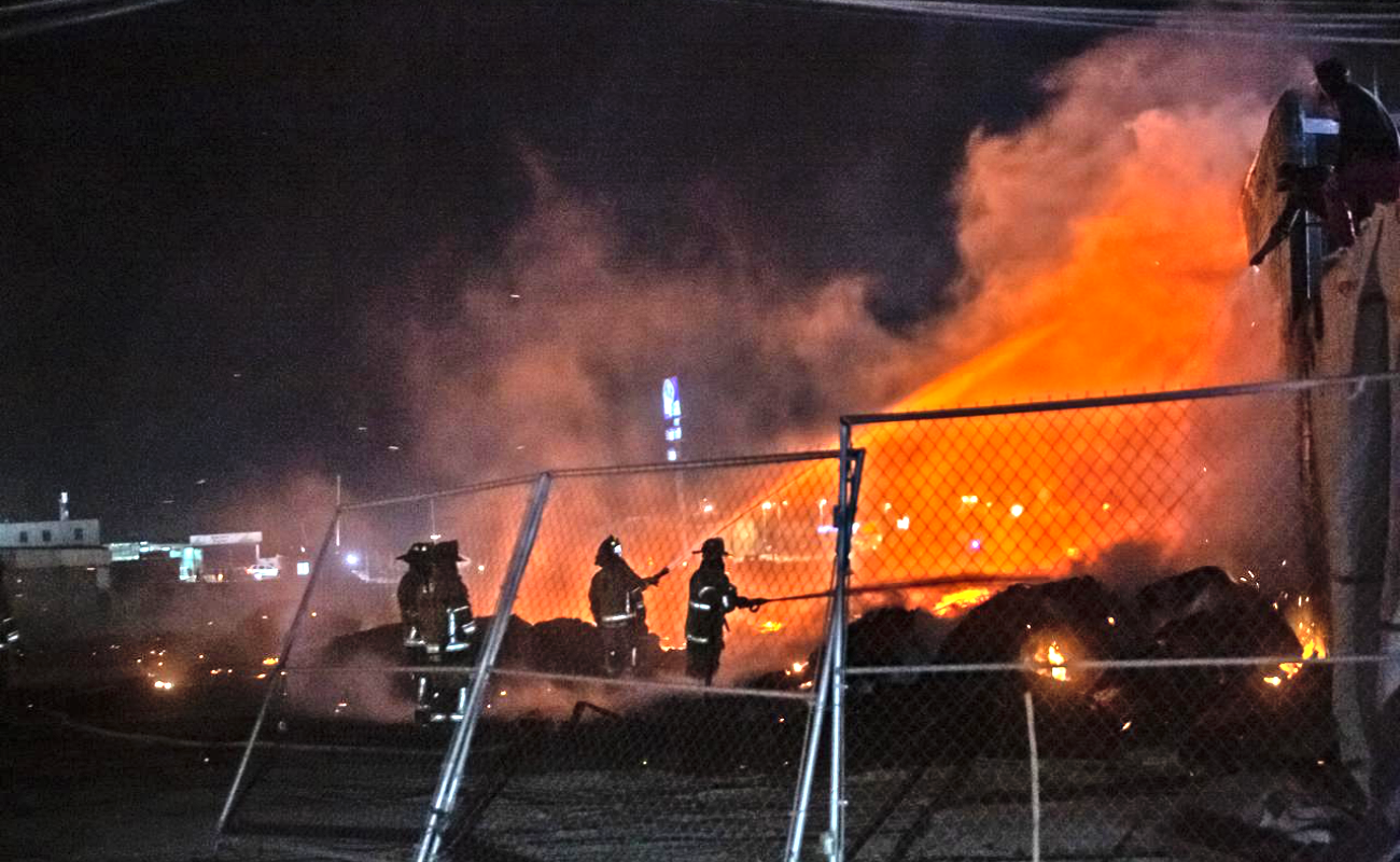 Incendio consume bodega de tarimas en colonia Salvatierra