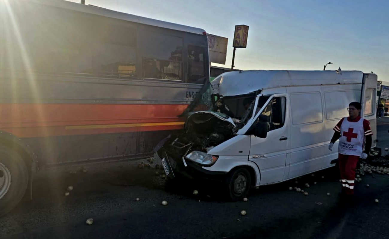 Choque entre vagoneta y camión de pasajeros deja un hombre un muerto