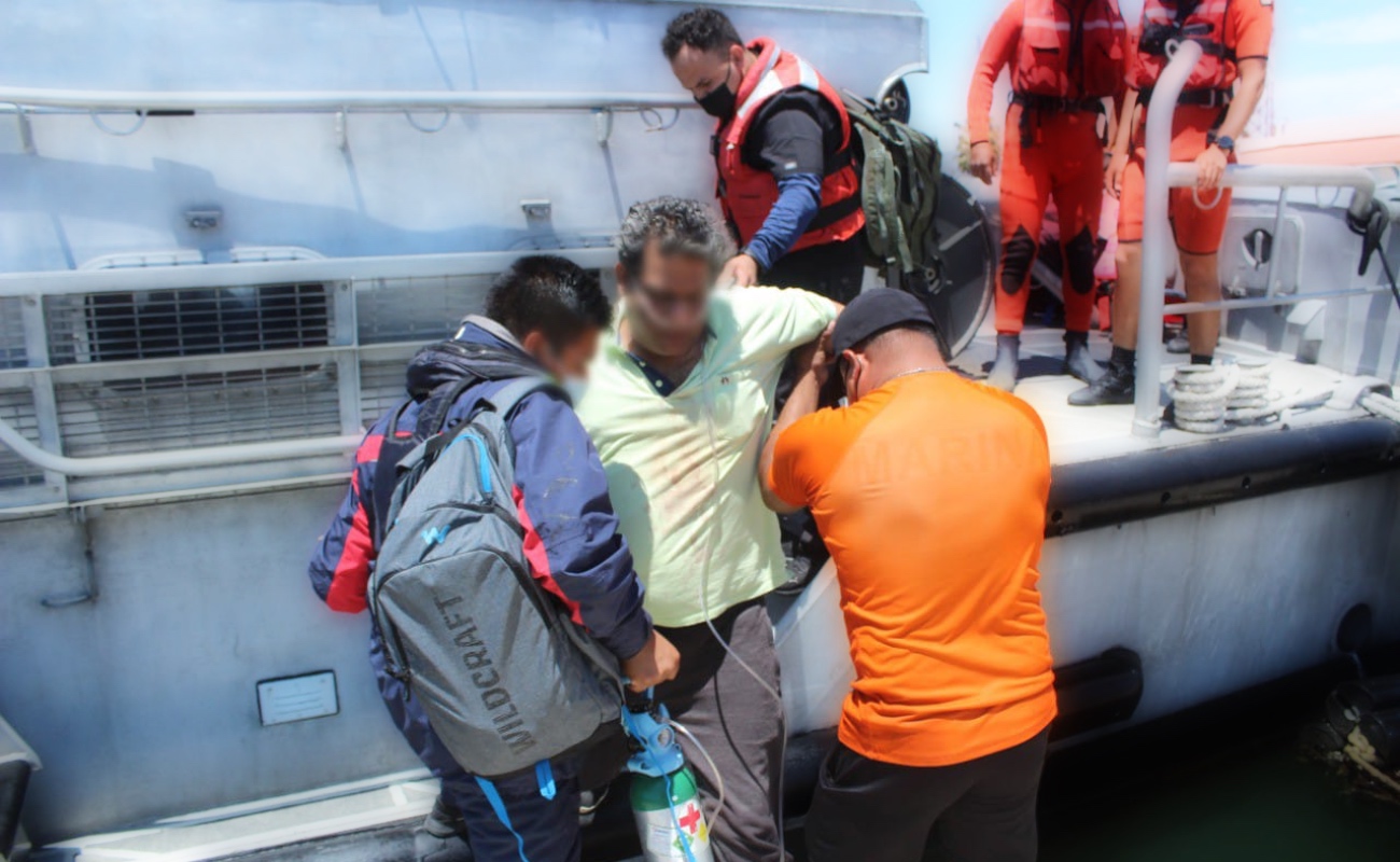 Evacuan a tripulante de buque carguero con síntomas de infarto