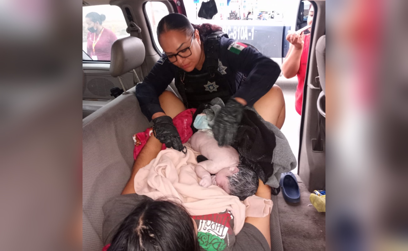 Mujer policía ayuda a joven a dar a luz