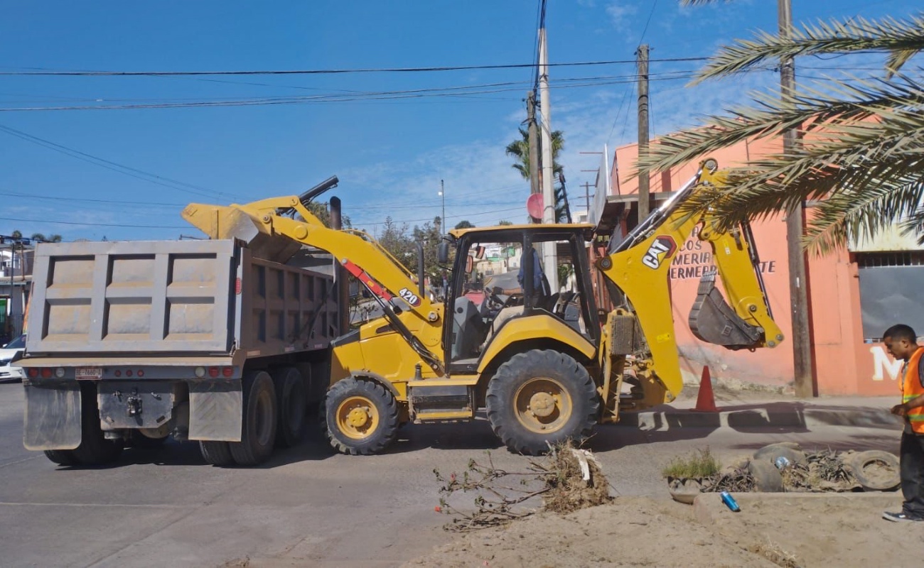 Retiran 10 de toneladas de tierra, basura y escombros del Bulevar Terán