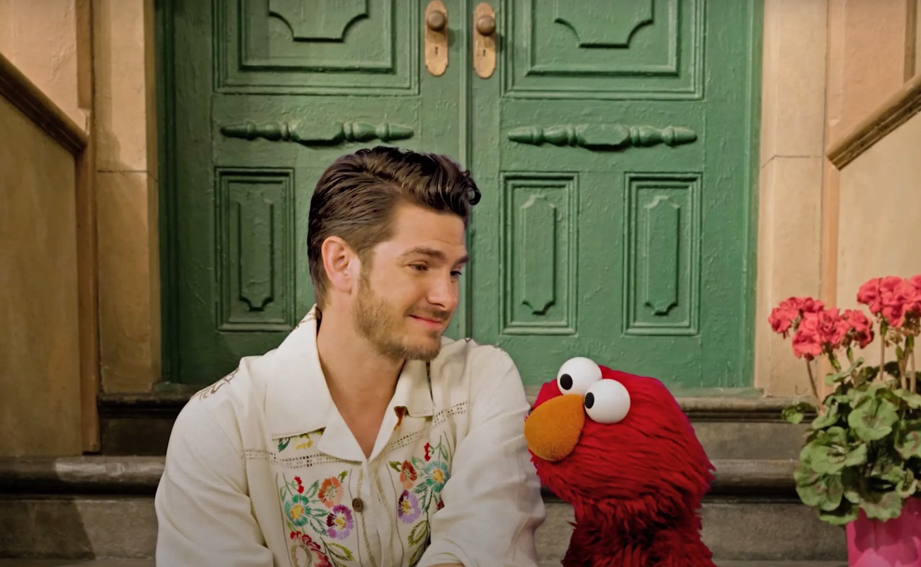 Andrew Garfield y Elmo Hablan del Duelo Tras la Muerte de la Madre de Garfield