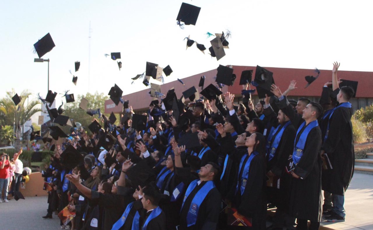 Egresan 400 nuevos profesionistas de la Universidad Tecnológica de Tijuana