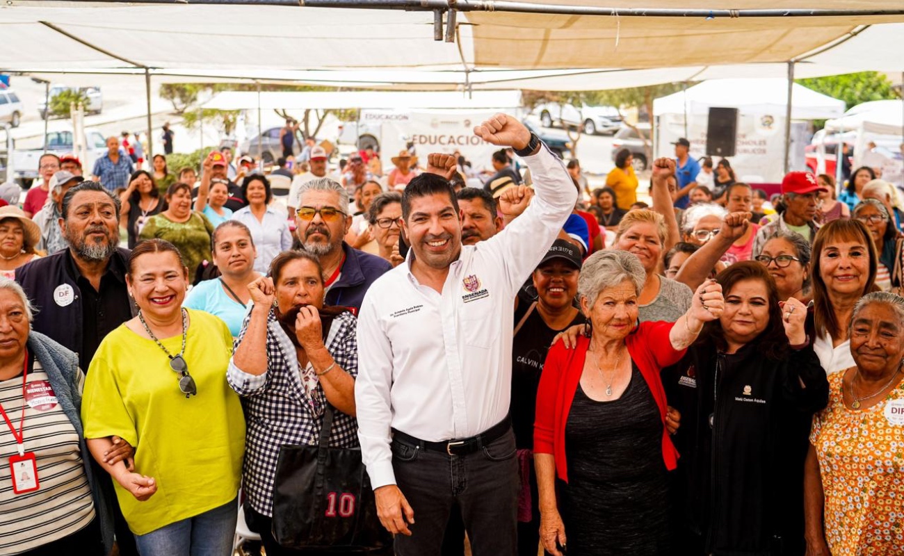 Entrega presidente Ayala Robles apoyos sociales en Villas del Roble