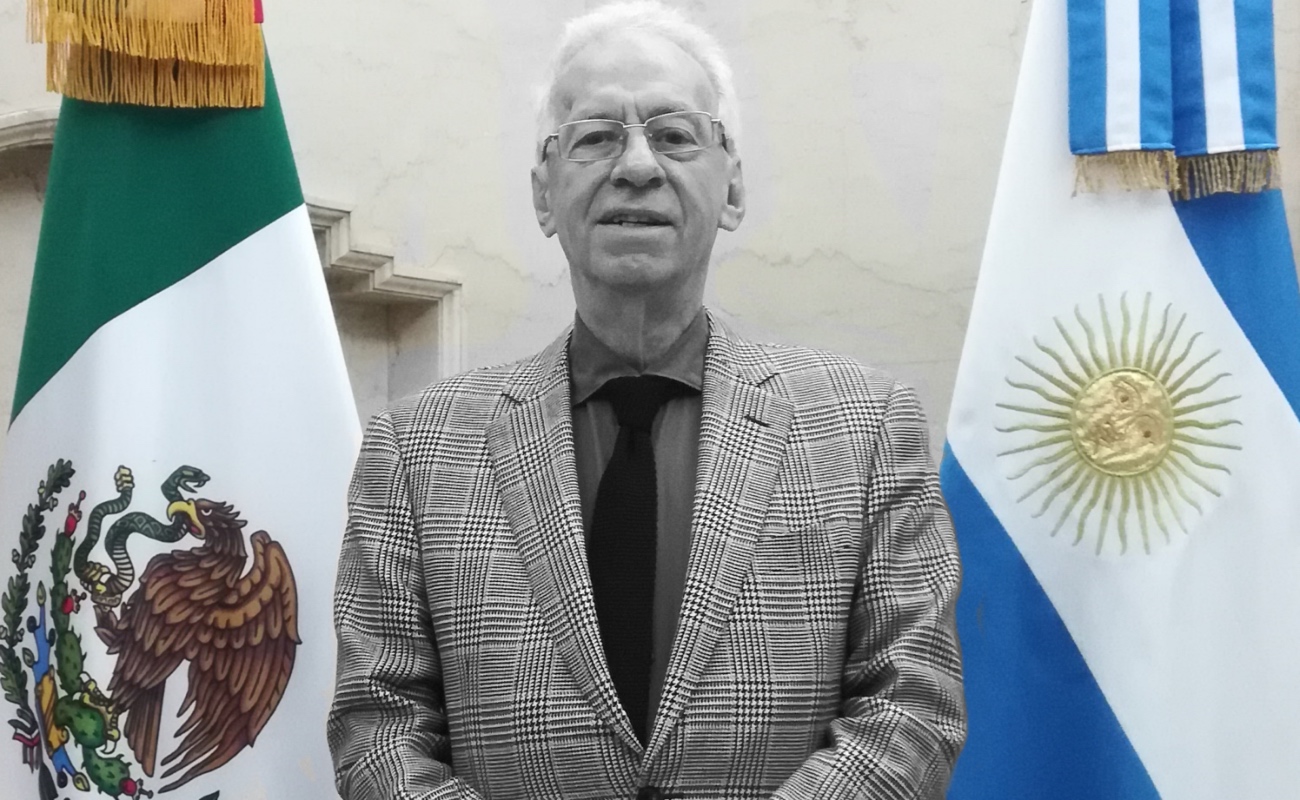 Renuncia embajador de México en Argentina, tras robar un libro