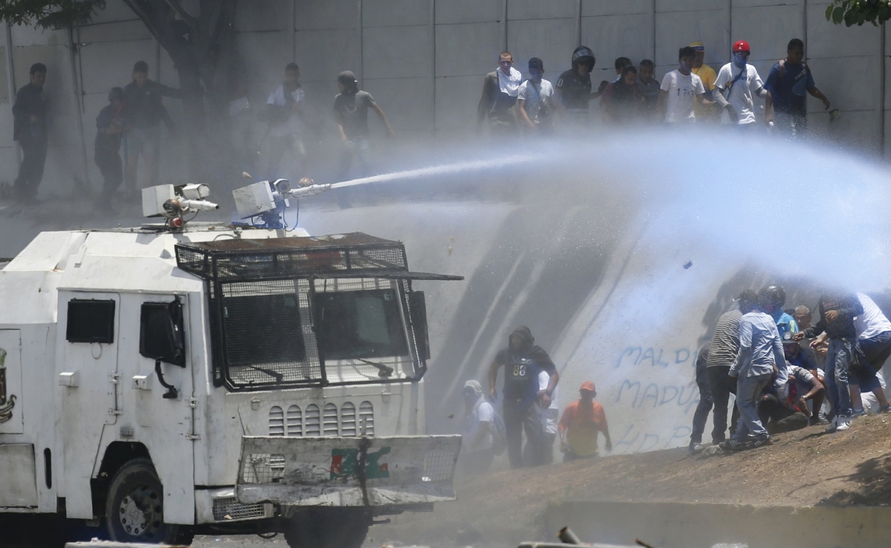 Vivió Venezuela tensa jornada de enfrentamientos entre militares y opositores