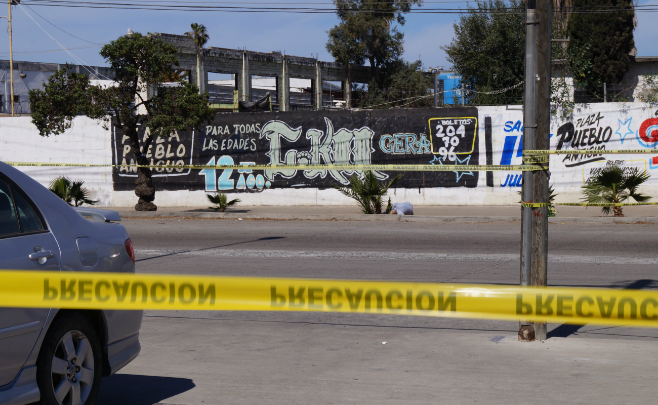 Asesinan a balazos a hombre en calle de Ensenada