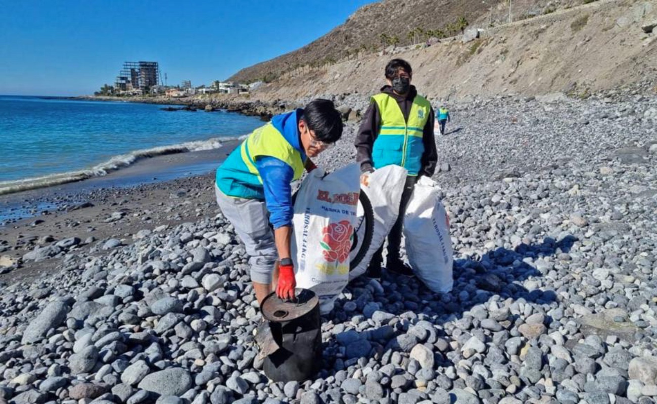 Limpian jóvenes voluntarios Playa El Mosquito