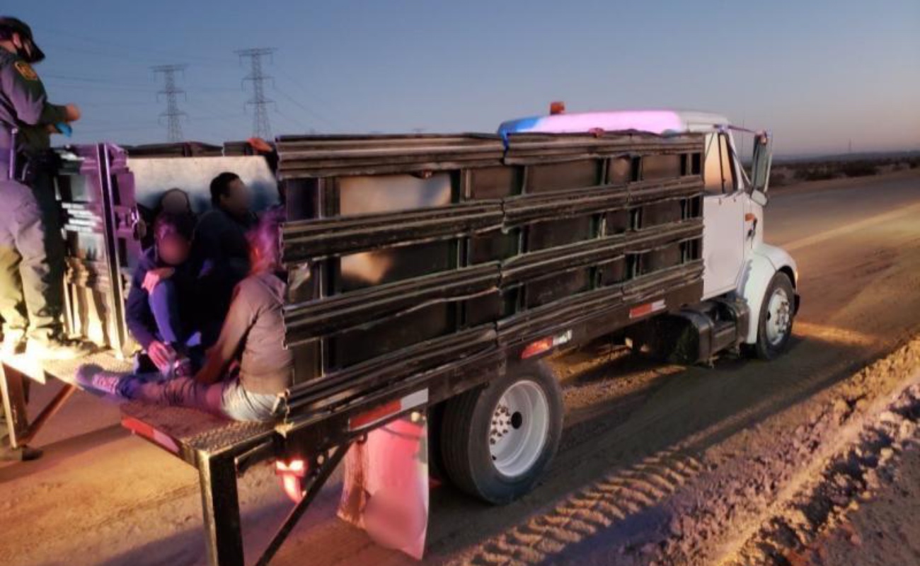 Agentes fronterizos detienen a “polleros” estadounidenses con 52 indocumentados