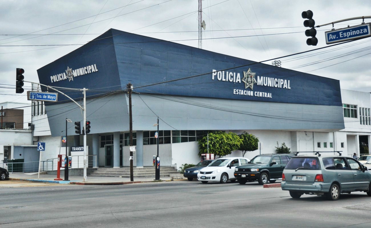 Cámara capta robo con violencia a mujer en Ensenada