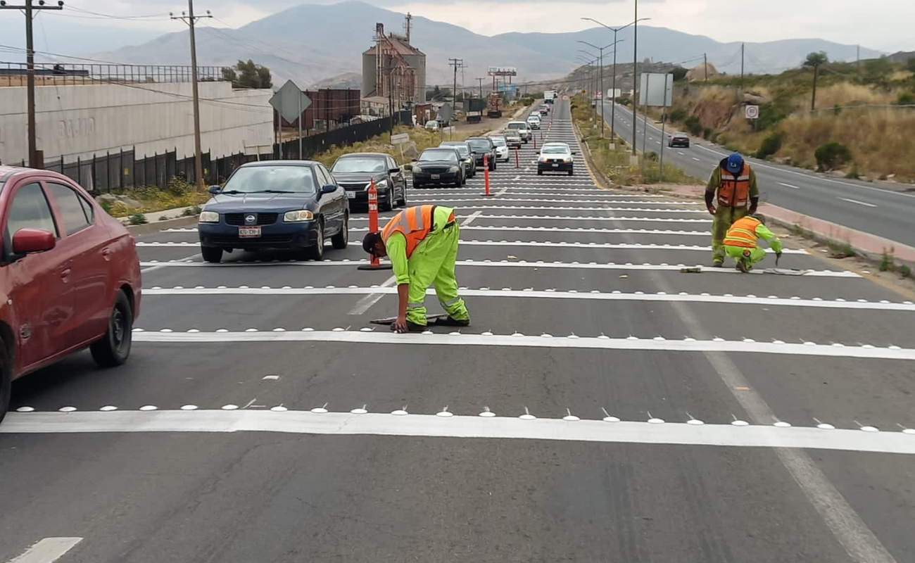 Refuerzan señalamientos viales en red carretera de Tecate