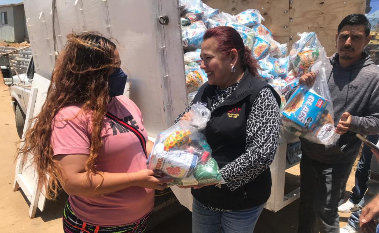 Entregan DIF y Mercados Mayorista apoyo alimentario a familias de la Popular 89