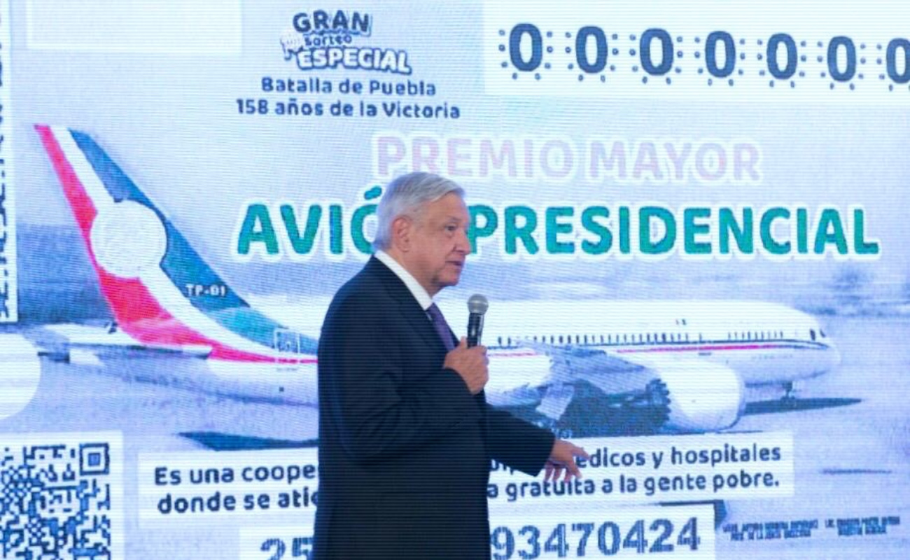 Presenta AMLO boleto para rifa de avión presidencial