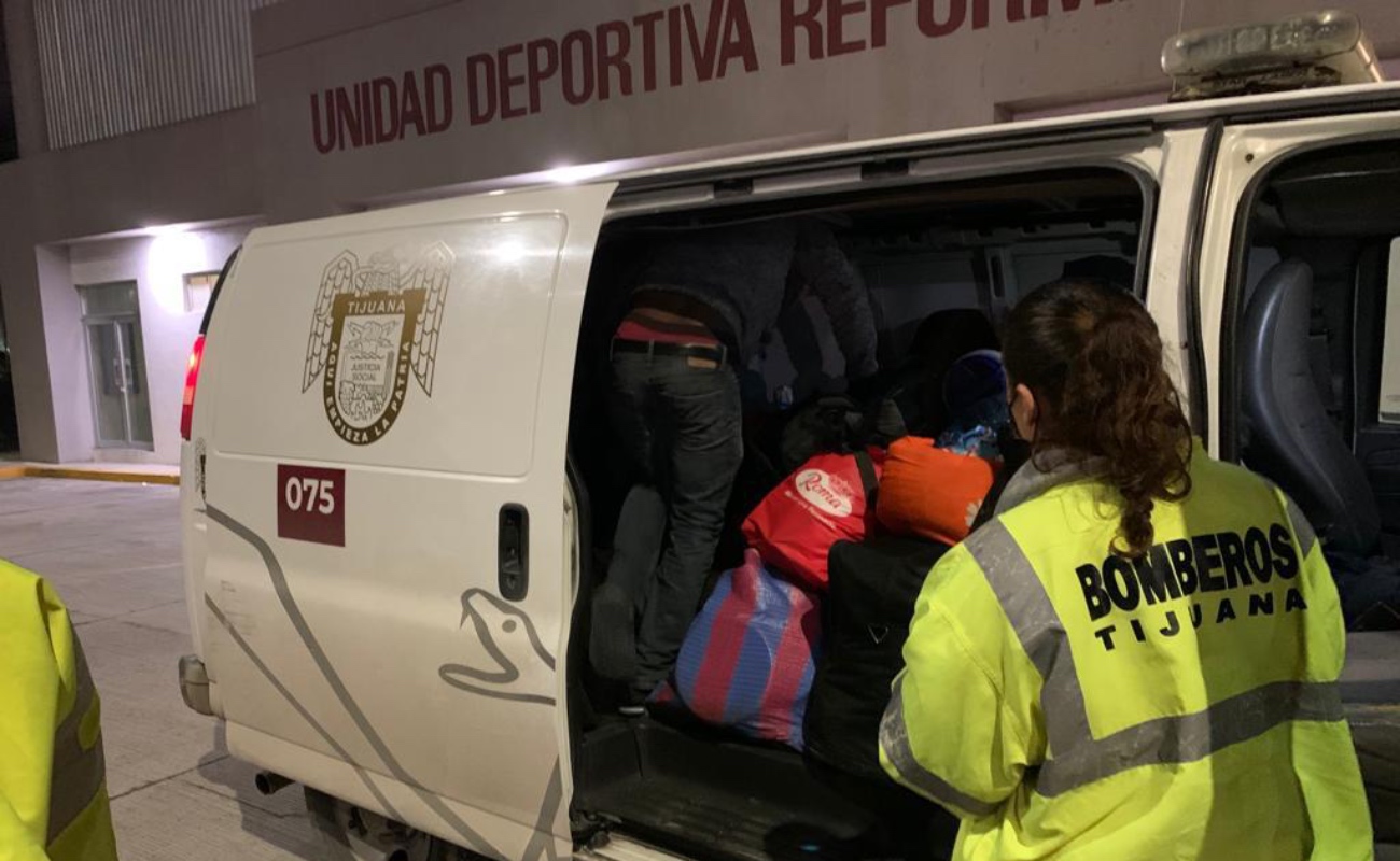 Trasladan a migrantes de la Unidad Deportiva a albergues