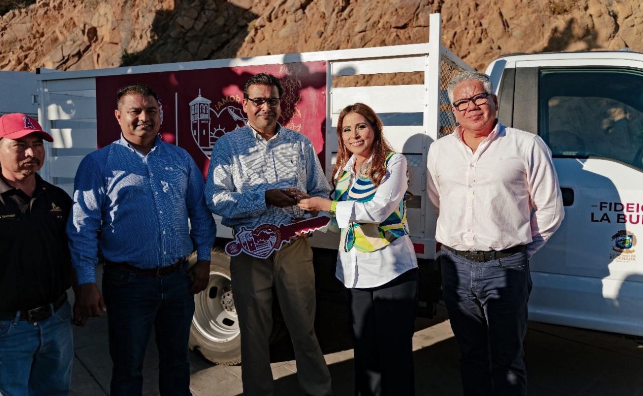 Entrega alcaldesa Claudia Agatón camión de redilas y equipamiento para recolección de basura en La Bufadora