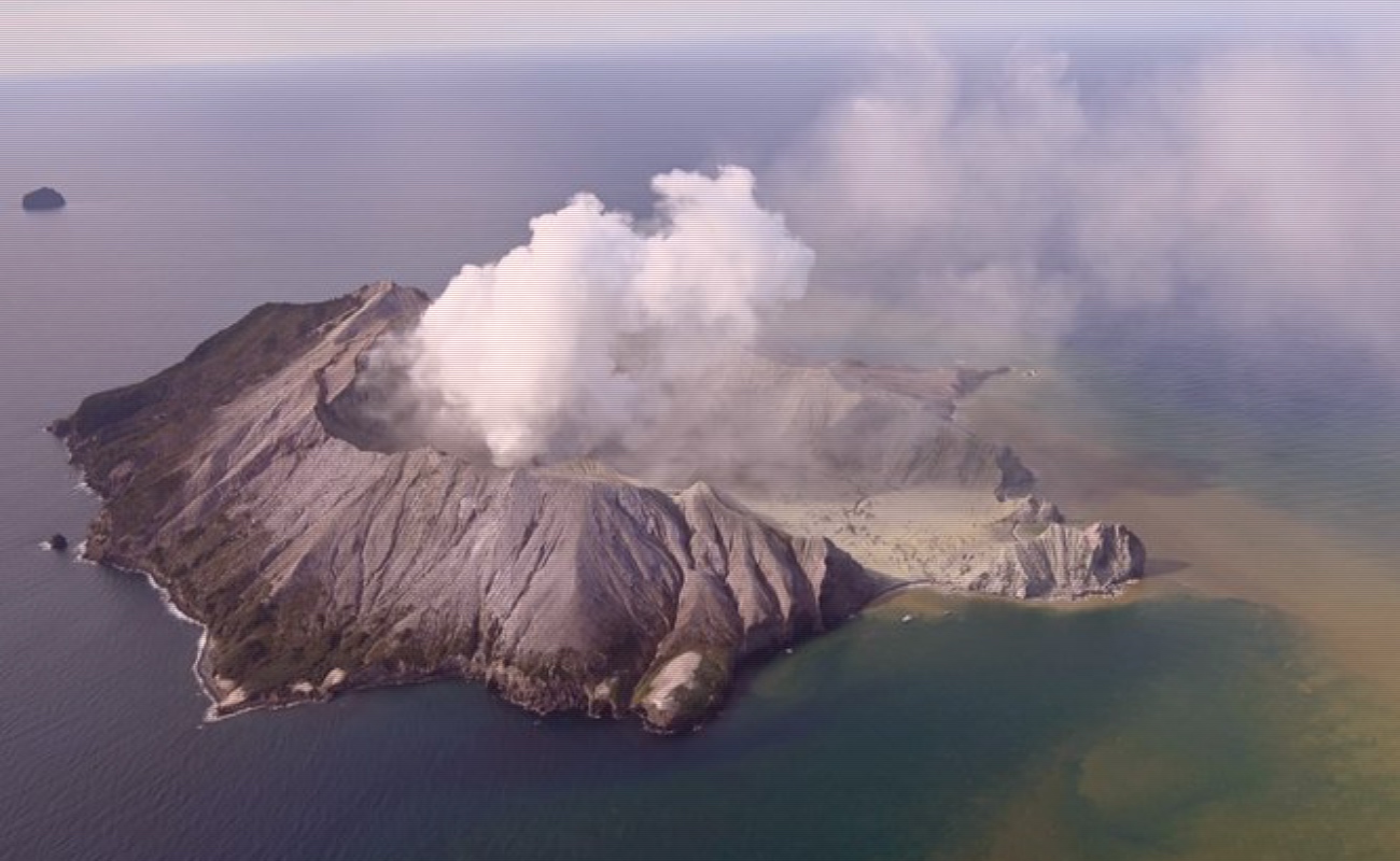 Mueren cinco turistas tras erupción en Nueva Zelanda