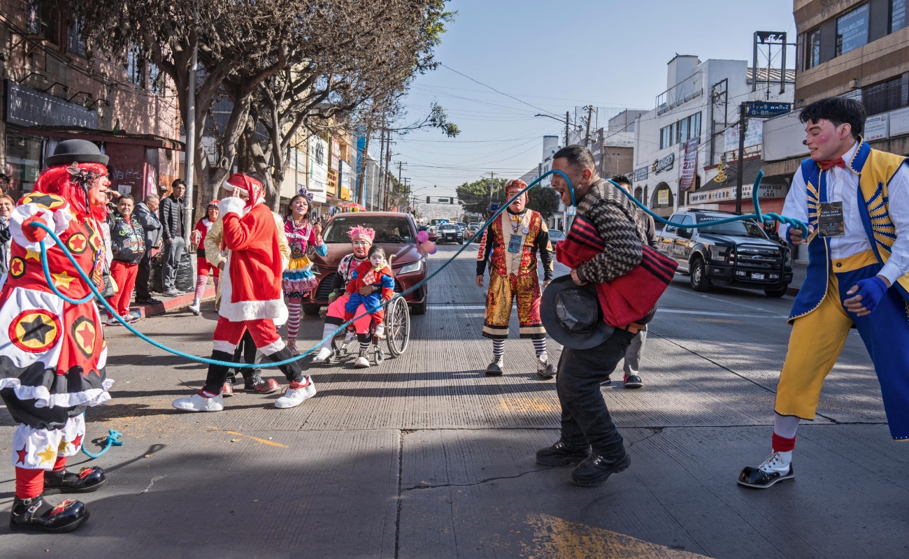 Payasitos de Tijuana desfilan en conmemoración al día del payaso