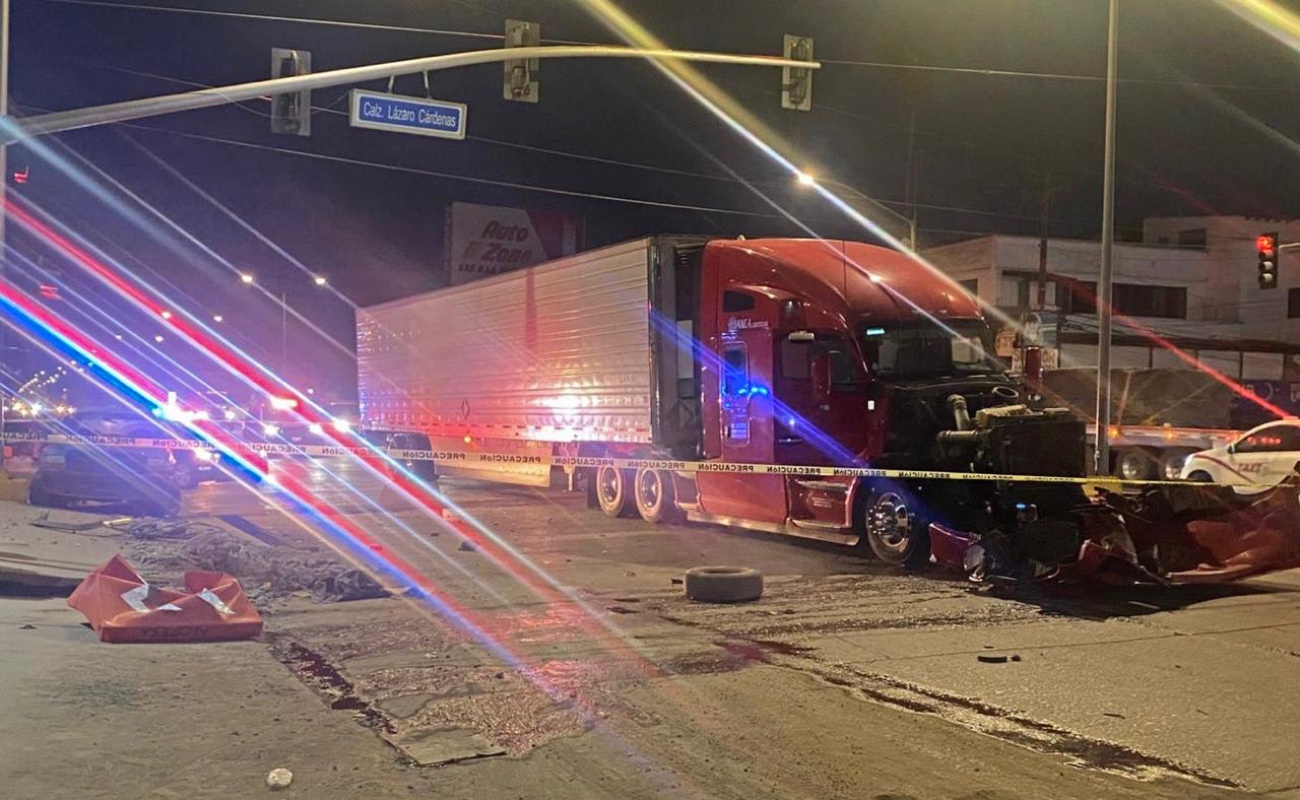 Muere copiloto de un pick up al chocar con un tráiler en la reforma
