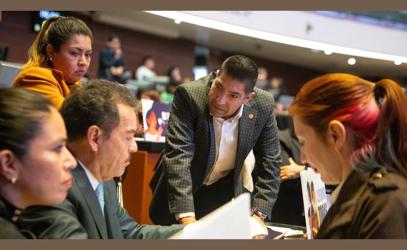 Vota Armando Ayala a favor de igualdad salarial para mujeres y hombres