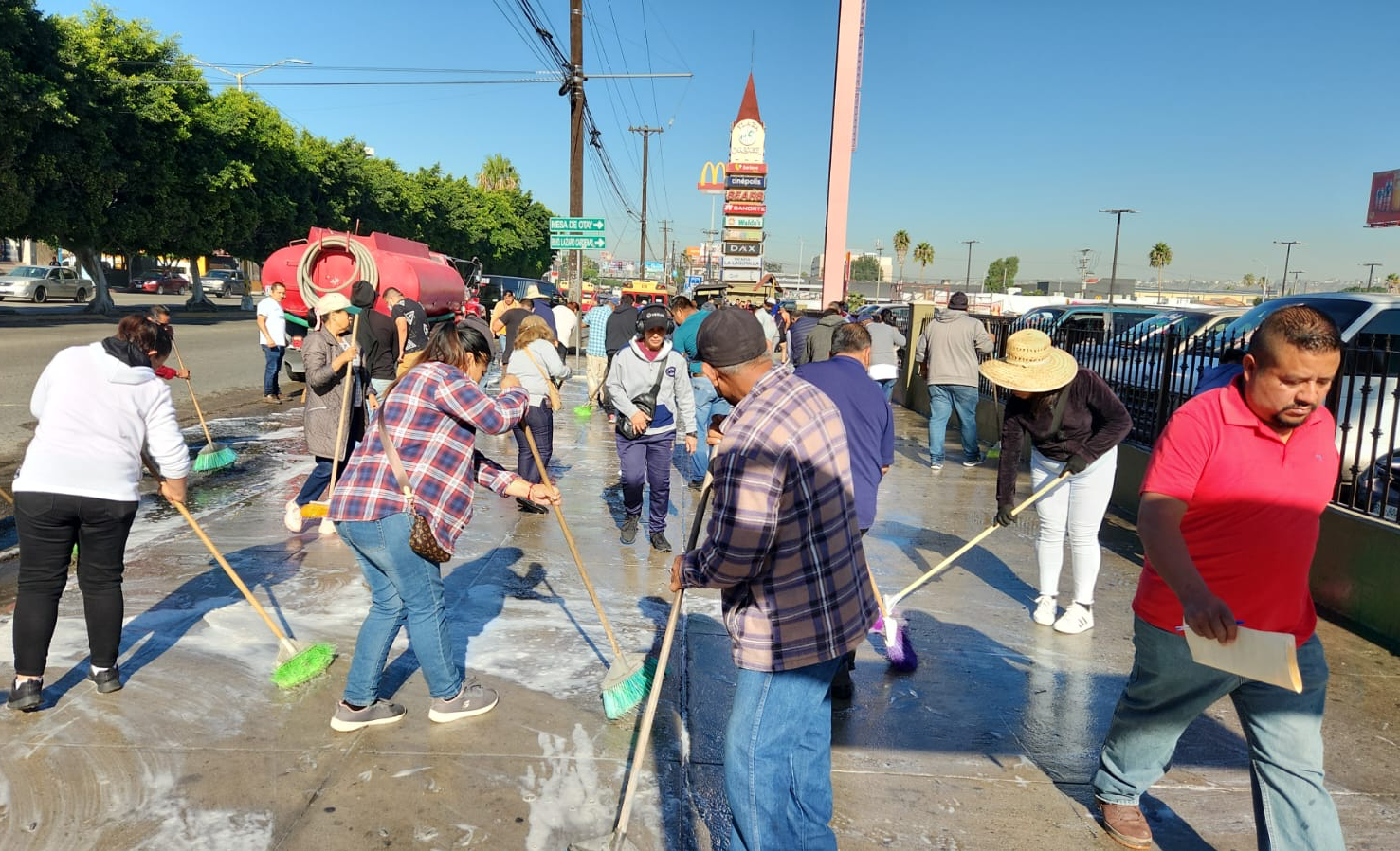 Vendedores ambulantes limpian diversos puntos de Tijuana
