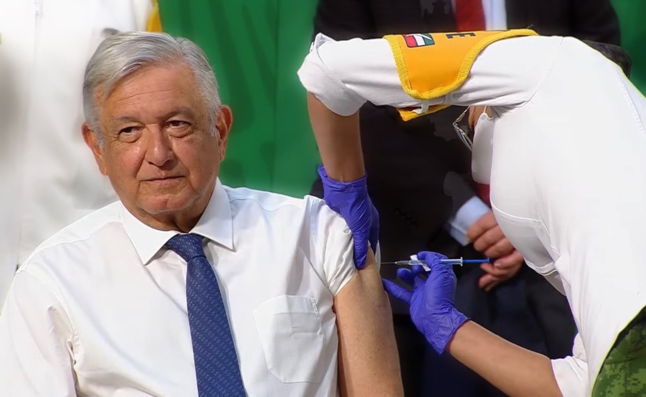 Recibe López Obrador vacuna Covid de AstraZeneca