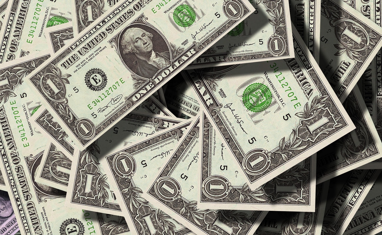Escala dólar a $20.64 a la venta en bancos, tras iniciativa de Morena sobre comisiones