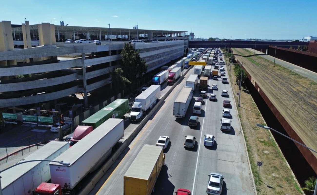 Varados miles de camiones de carga en la frontera por falla en Aduanas
