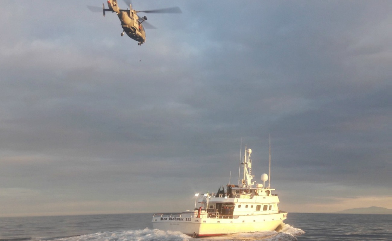 Con helicóptero Panther, marinos extraen de buque pesquero a estadounidense enfermo