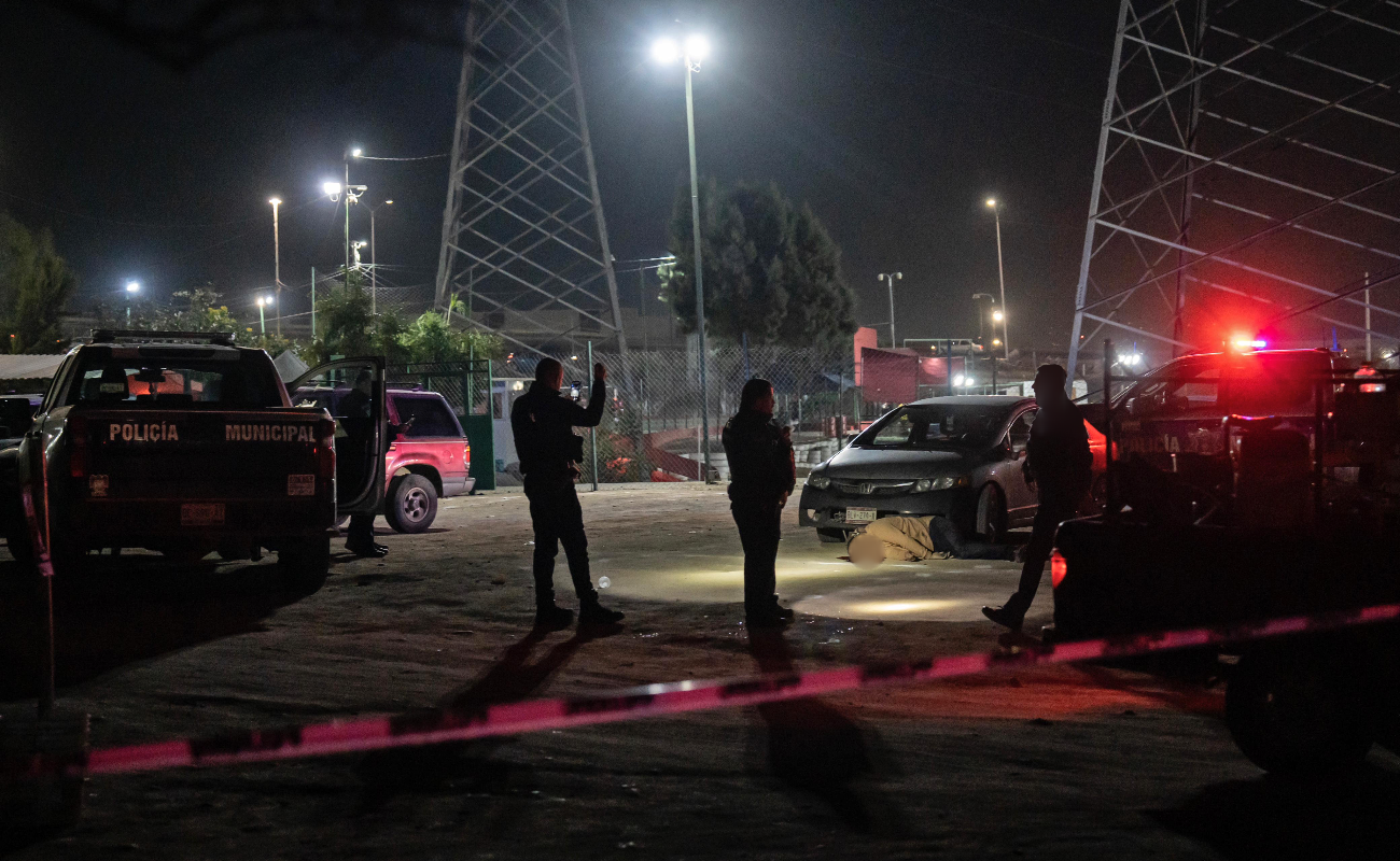 Asesinan a hombre en estacionamiento de canchas de futbol