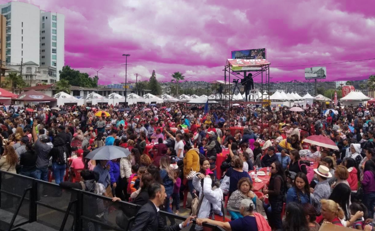 Más de siete mil personas asisten al festival de Día de las Madres de Caliente